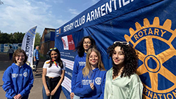 Des membres du club Interact d’Armentières, juste avant le départ pour le grand nettoyage dans l’Armentiérois, ce samedi matin.