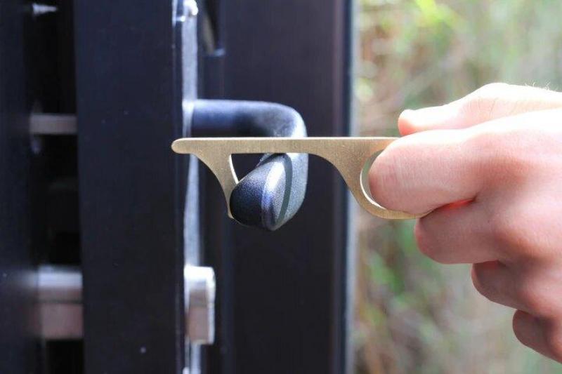 Une clé qui permet d’ouvrir des portes, des boîtes aux lettres, de composer son code au distributeur ou sur un digicode mais aussi d’ouvrir une poubelle